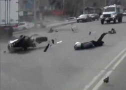 Kinh hãi nhìn cận cảnh những tai nạn xe máy tan tành, người bắn xa