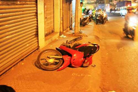 Bỏ rơi bạn chết trên đường giữa đêm khuya