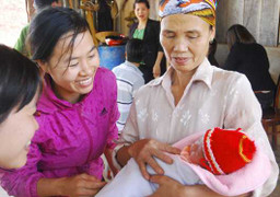 Bé trai sơ sinh bị vứt ở chuồng bò