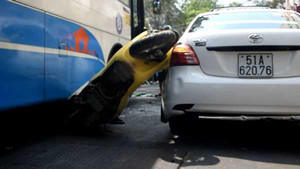 Xe buýt ủi xe máy cắm đầu lên taxi