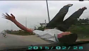 Video: Liều lĩnh lao bổ vào đầu ô tô ‘ăn vạ’