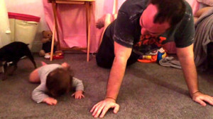 Hài hước em bé 7 tháng tuổi học bơi trên cạn