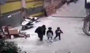 Anh đốt pháo, em rơi xuống hố ga tử vong