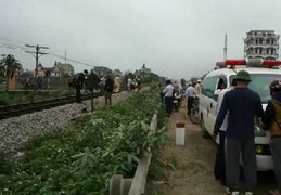 Tàu hoả tông văng xe máy, kéo lê nam thanh niên