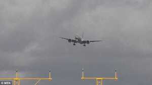 Cận cảnh máy bay chao đảo trên không vì bão lớn