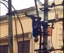 Clip: Thanh niên ngáo đá 'làm xiếc' trên cột điện, ngã lộn xuống đường