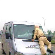 Bắt cán bộ Sở Xây dựng tông CSGT văng lên nắp capo