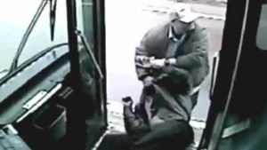 Tài xế xe buýt đấm khách như xã hội đen