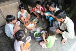 Chuyện kinh ngạc ở Quảng Nam: Cặp vợ chồng ngoài 40 tuổi sinh 15 con