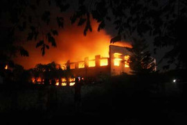 Công ty VietNam Samho cháy dữ dội suốt đêm