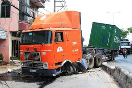 Container 'làm xiếc' trên quốc lộ, nhiều người tháo chạy