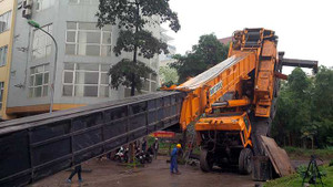 Hà Nội: Cần cẩu cao hơn 50m đổ sập, người đi đường hoảng loạn
