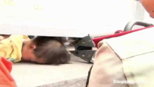 Giải cứu em bé bị kẹt đầu vào thành cầu