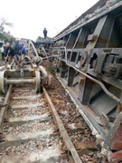 Xe tải húc bay lan can đường, đấu đầu tàu hoả