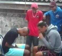 Phì cười trò chơi ngậm thìa gõ đầu bạn