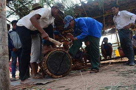 Lễ đập trống và đêm 'ngoài vợ ngoài chồng' giữa đại ngàn