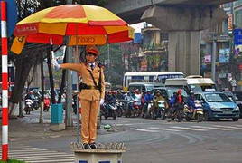 Những 'bóng hồng' điều tiết giao thông ở Hà Nội