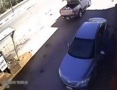 Lái xe mải gọi điện làm cây xăng bùng cháy