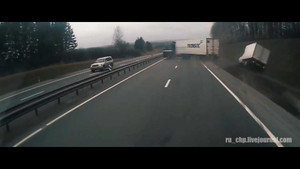 Rùng mình cảnh ô tô 'làm xiếc', gây tai nạn thảm khốc