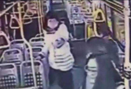 Nữ hành khách nổi cơn 'tam bành' lấy búa đập kính xe buýt