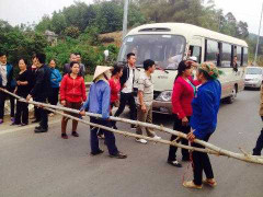 Người dân lại dựng rào chặn cao tốc Nội Bài - Lào Cai