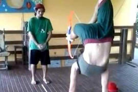 Nữ sinh lộn santo, bắn cung vào bạn trai