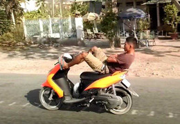 Video: Thanh niên lái xe máy bằng chân trên Quốc lộ 1