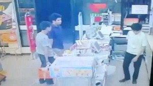 Clip: 2 nam thanh niên lừa chủ shop trộm đồ