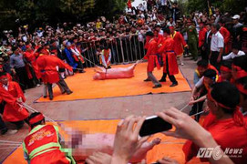 Nghe tin Thành hoàng là cướp, bô lão Ném Thượng muốn họp làm rõ