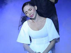 Người đẹp Tóc Tiên rơi nước mắt thương thân phận phụ nữ