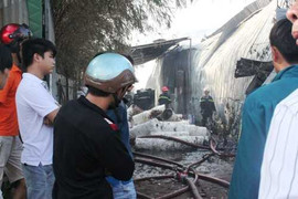 Cháy xưởng giấy ở ngoại ô TP.HCM, dân chạy xa tránh ngạt