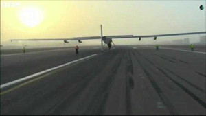 Video: Phi cơ chạy pin mặt trời bắt đầu hành trình bay quanh Trái đất