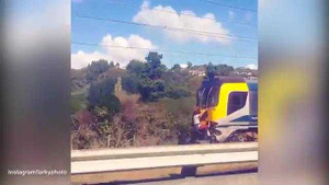 Thót tim hai thiếu niên đu sau tàu hỏa đang chạy tốc độ 90km/h