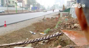 Dân phải bắc thang vào nhà tại con đường 'đắt nhất hành tinh'