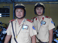 CSGT truy bắt 2 kẻ cứa cổ nạn nhân cướp tài sản