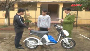 Clip: Bịt mặt, cầm búa đinh lao vào nhà dân cướp tài sản