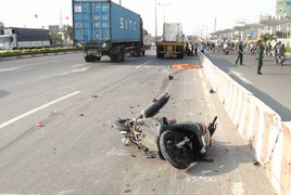 Đi sai làn đường, người đàn ông bị container cán chết