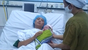 Nghẹn ngào khoảnh khắc mẹ từ biệt con sơ sinh trước khi qua đời