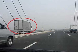 Phạt 1 triệu đồng ô tô phóng ngược chiều 'như bay' trên cầu Nhật Tân