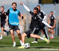 Real hăng say tập luyện, fan Schalke đổ máu tại Madrid