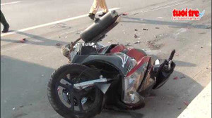Clip: Chạy xe máy vào làn ôtô bị container cán chết