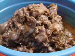 Clip: Dùng hàng chục cân thịt, cá đang phân hủy làm thức ăn cho học sinh