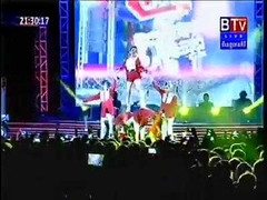 Clip: Ca sỹ Campuchia 'nhái' vũ đạo cồng chiêng đang hot của Tóc Tiên