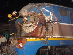 Tàu hỏa đâm đứt lìa ô tô: Tài xế xe tải cố tình vượt đèn cảnh báo