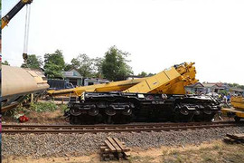 Clip: Cần trục bị lật khi cứu hộ tàu hỏa