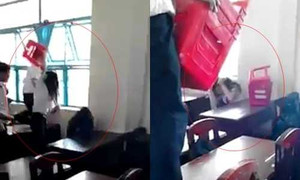 Lớp trưởng cũng dùng ghế nhựa đánh bạn