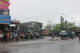 Ngã xe máy xuống đường, nữ y tá bị xe tải tông tử vong