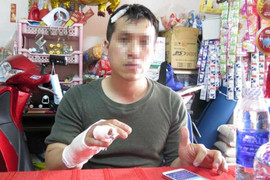 Côn đồ vào nhà chém đứt gân một thanh niên