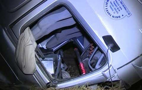 Tàu hoả đâm ô tô: Cần coi lái xe là kẻ giết người có chủ đích