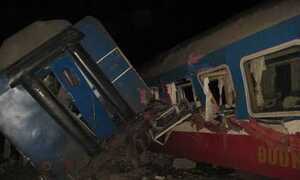 Clip: Kinh hoàng phút tàu hỏa đâm đứt đôi ôtô, 3 toa tàu văng khỏi đường ray